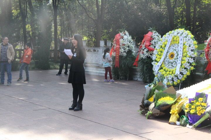 缅怀先烈英姿 传颂红岩精神