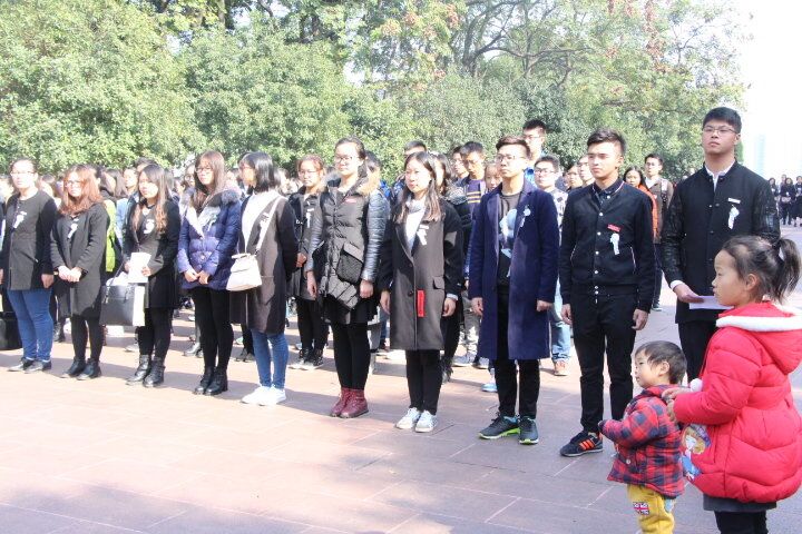 缅怀先烈英姿 传颂红岩精神