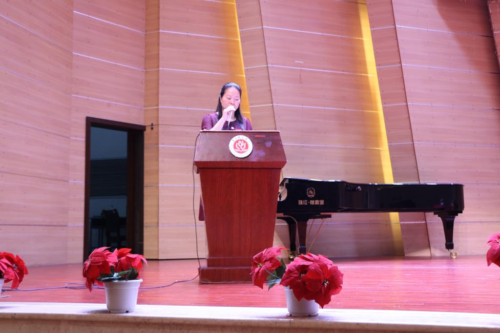 太阳成tyc234cc党总支副书记卢洪英主持授位仪式