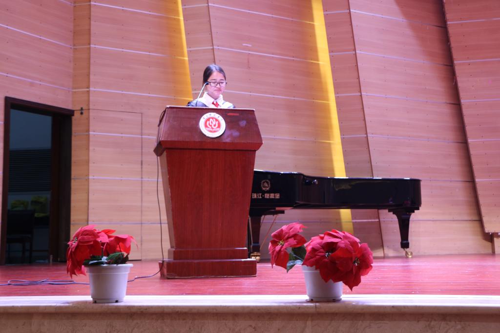 学生代表曾杨发言