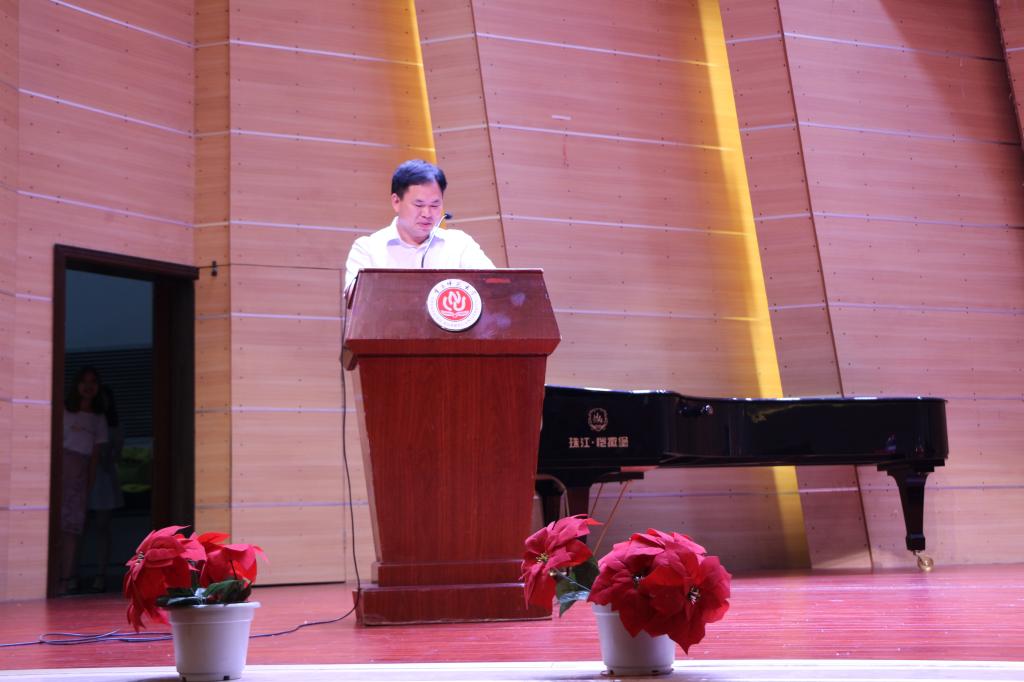 教师代表何代平教授发言