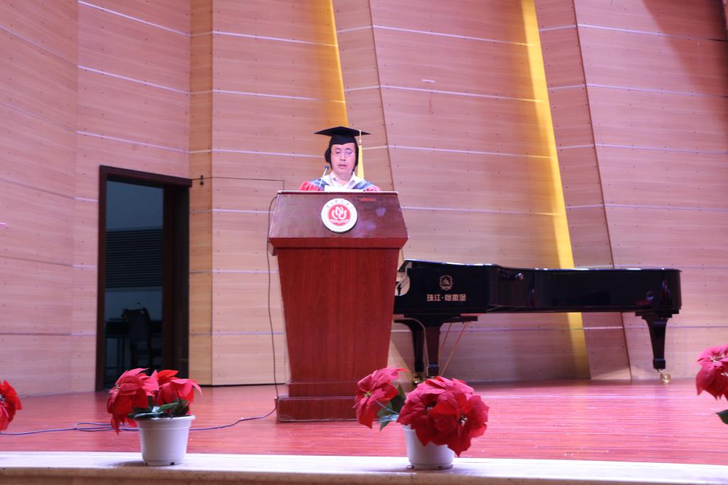 太阳成tyc234cc党总支书记胡先成教授宣读授位决定