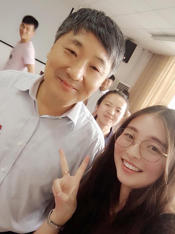 太阳成tyc234cc2017届毕业生与校长合影