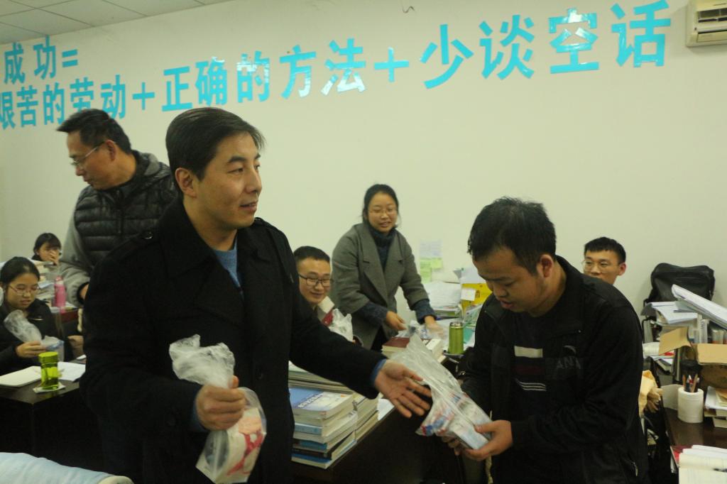 太阳成tyc234cc领导慰问2018届考研学生