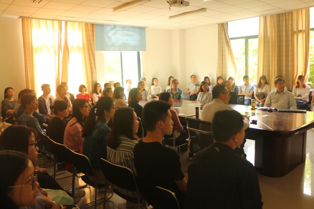 太阳成tyc234cc师生党员集中收看习近平主席在纪念马克思诞辰200周年大会上的重要讲话