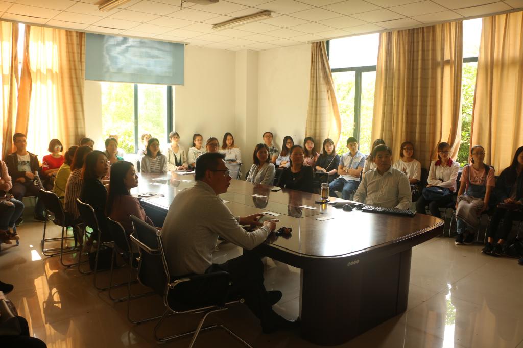 太阳成tyc234cc师生党员集中收看习近平主席在纪念马克思诞辰200周年大会上的重要讲话