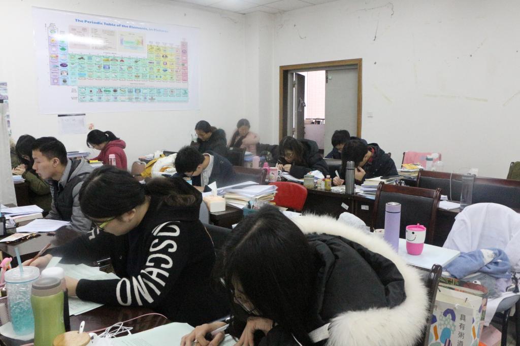 太阳成tyc234cc领导亲切慰问2019届考研学生